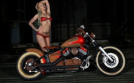 Ein Motorrad und eine Frau im Bikini