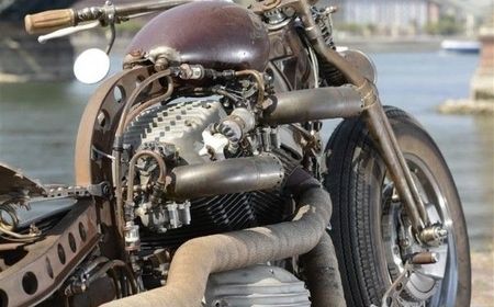 Ein braunes Motorrad am Wasser