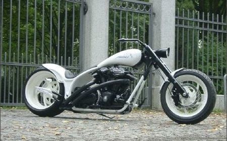 Schwarz weißes Motorrad an einem Zaun