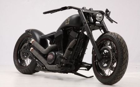 Ein schwarzes Motorrad auf weißem Hintergrund