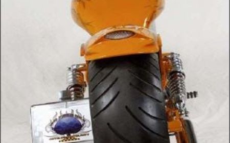 Orangenes Motorrad von hinten