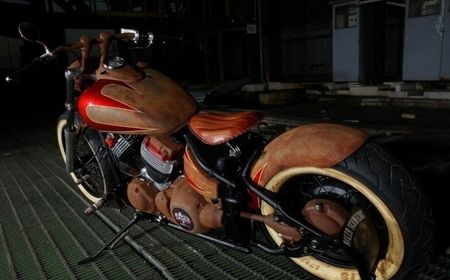 Ein braunes Motorrad von der Seite