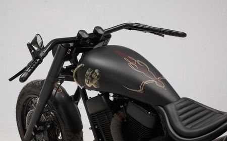 Ein schwarzes Motorrad von der Seite