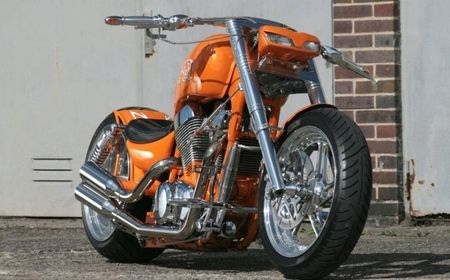 Orangenes Motorrad von vorne