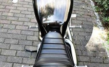 Ein schwarzes Motorrad von oben