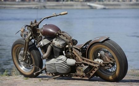 Ein braunes Motorrad am Wasser