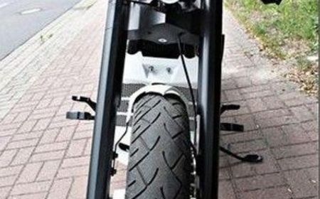 Ein schwarzes Motorrad von vorne