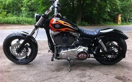 Ein schwarzes Motorrad mit Flammen an der Seite