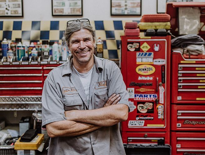 Mitarbeiter lächelt in die Kamera