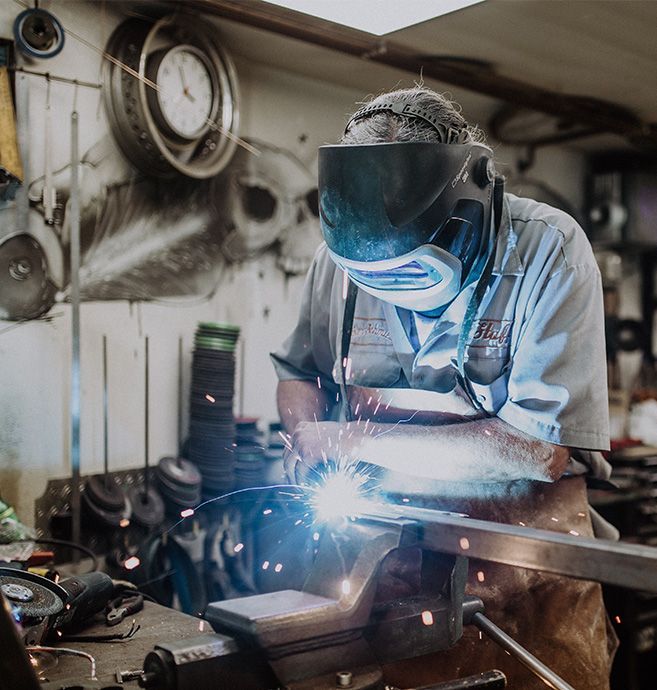 Mitarbeiter an einer Werkbank