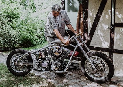 Mitarbeiter mit Motorrad