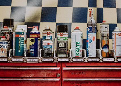 Unterschiedliche Lacke auf einem Regal
