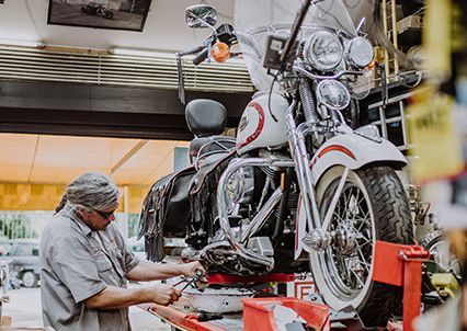 Motorrad auf einer Hebebühne wird repariert