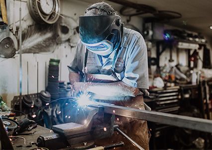 Mitarbeiter an einer Werkbank